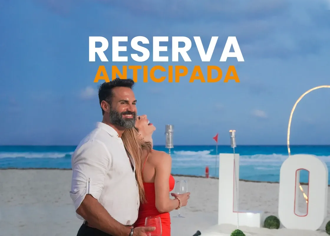 pareja-feliz-disfrutando-de-una-copa-en-la-playa