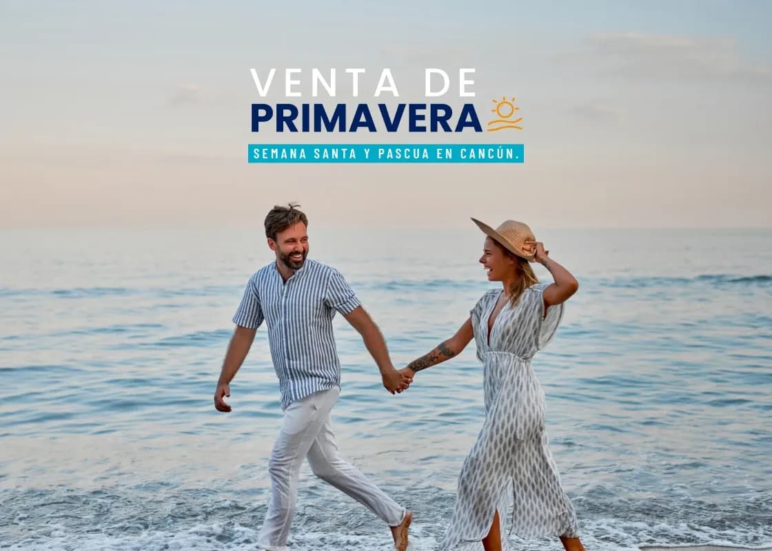 Pareja caminando por la playa al atardecer, promocionando la "Venta de Primavera" para Semana Santa y Pascua en Cancún.