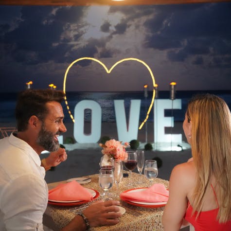 Couple-Enjoying-a-Romantic-Dinner-under-the-Stars