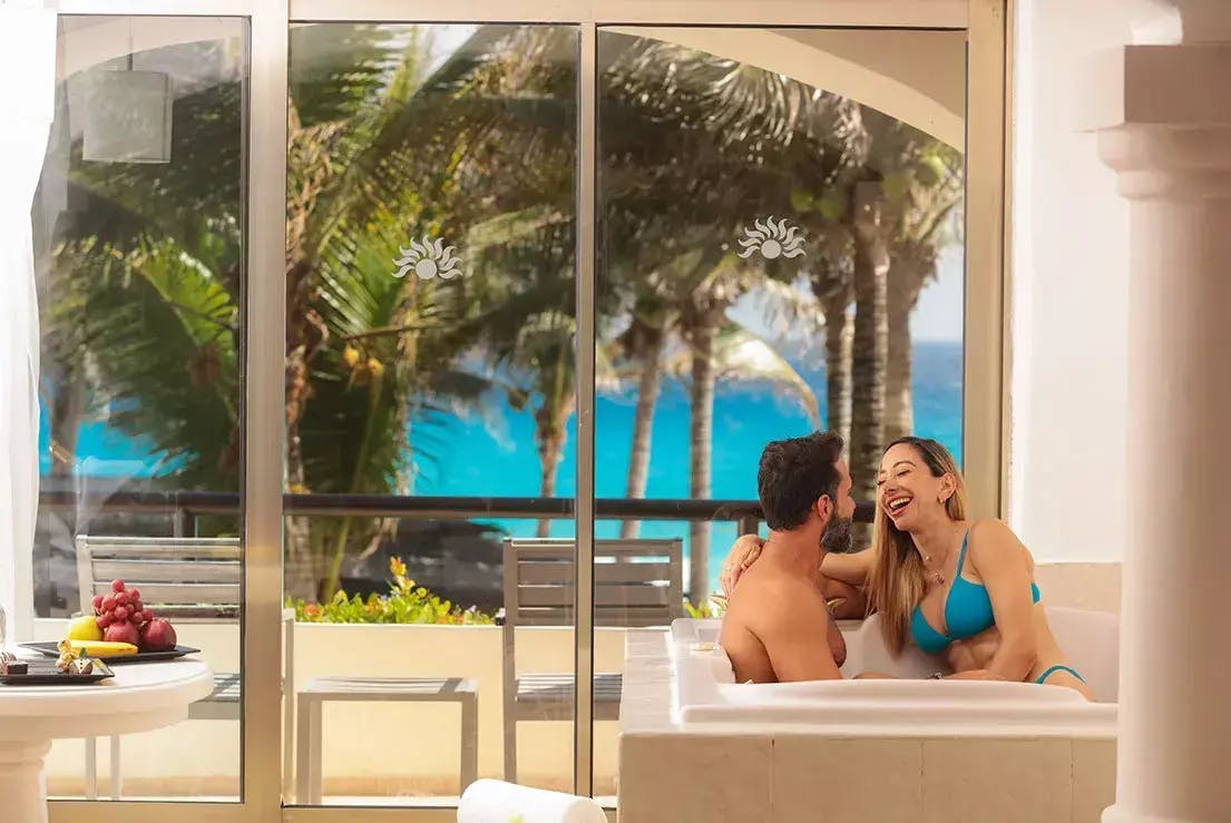 pareja-disfrutando-sus-vacaciones-en-cancun
