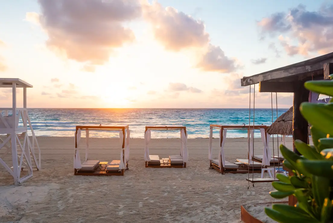 foto-de-la-playa-de-cancun-en-amanecer-con-camas-de-playa-para-huespedes