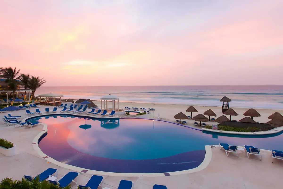 Pool-with-beach-view-in-Cancun-with-lounge-chairs-and-breathtaking-sunsets